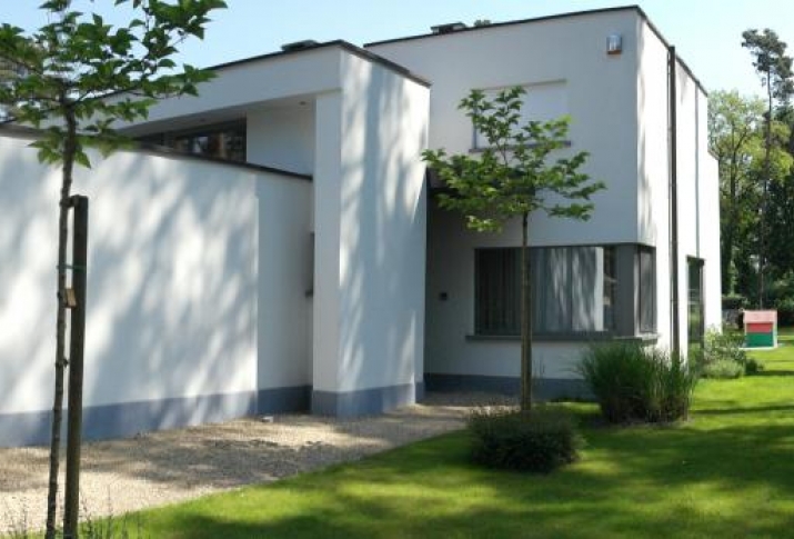 Bepleister van een moderne villa - Moderne maison - crepi blanc
